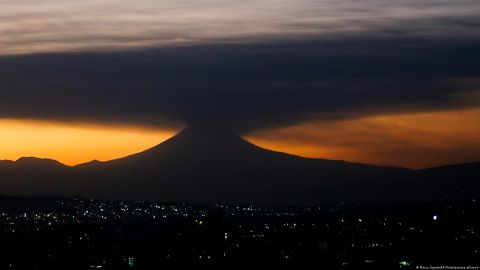 Fumarolas del volcán Popocatépetl afectan vuelos en México