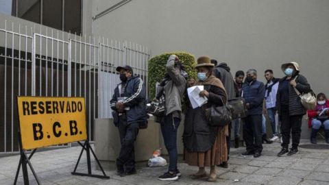 La escasez de dólares ha obligado a los bolivianos a hacer largas colas para conseguirlos.