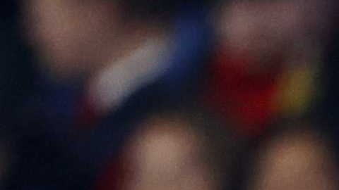 Hirving Lozano disputa un balón con Julian Ryerson.