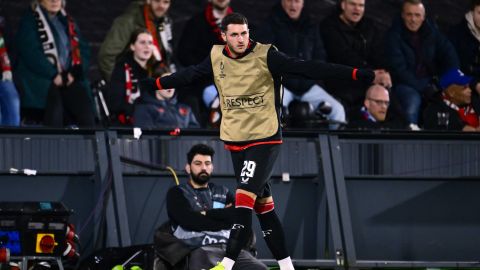 Santiago Giménez calentando antes de ingresar en el segundo tiempo del partido de la Europa League entre el Feyenoord y el AS Roma.