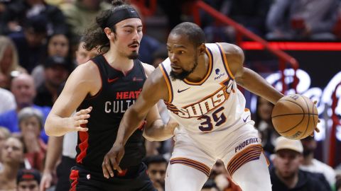 Jaime Jáquez Jr. haciéndole un marcaje a Kevin Durant.