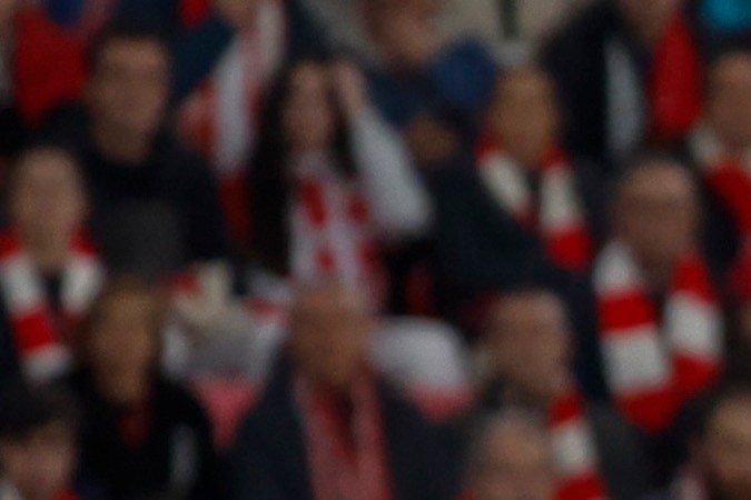 BILBAO, 02/02/2024.- El delantero canadiense del Mallorca Cyle Larin (c) intenta un remate durante el partido de LaLiga EA Sports entre el Athletic y el Mallorca, este viernes en el estadio de San Mamés, en Bilbao. EFE/Miguel Toña