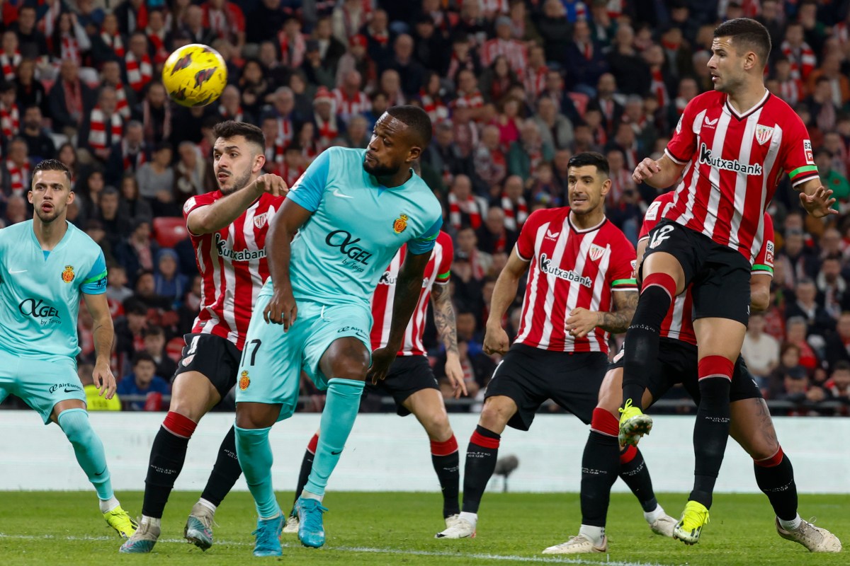 BILBAO, 02/02/2024.- El delantero canadiense del Mallorca Cyle Larin (c) intenta un remate durante el partido de LaLiga EA Sports entre el Athletic y el Mallorca, este viernes en el estadio de San Mamés, en Bilbao. EFE/Miguel Toña