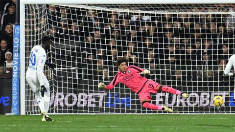 Salerno (Italy), 09/02/2024.- Empoli's M'baye Niang scores a penalty goal during the Italian Serie A soccer match US Salernitana vs Empoli FC at the Arechi stadium in Salerno, Italy, 09 February 2024. (Italia) EFE/EPA/MASSIMO PICA