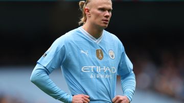 Manchester (United Kingdom), 10/02/2024.- Erling Haaland of Manchester City looks on during the English Premier League soccer match between Manchester City and Everton FC, at the Etihad Stadium in Manchester, Britain, 10 February 2024. (Reino Unido) EFE/EPA/ASH ALLEN EDITORIAL USE ONLY. No use with unauthorized audio, video, data, fixture lists, club/league logos, 'live' services or NFTs. Online in-match use limited to 120 images, no video emulation. No use in betting, games or single club/league/player publications.