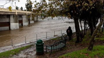 Los Angeles (United States), 06/02/2024.- A man looks at the Los Angeles river overflowing as a storm sweeps through Southern California bringing torrential rains and high winds in Los Angeles, California, 06 February 2024. (tormenta) EFE/EPA/ETIENNE LAURENT