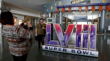 Las Vegas (United States), 06/02/2024.- Passengers stop to take photos of an official National Football League's Super Bowl LVIII logo display in from of the iconic Welcome to Las Vegas sign after disembarking at the Harry Reid International Airport in Las Vegas, Nevada, USA, 06 February 2024. The AFC champion Kansas City Chiefs face the NFC champion San Francisco 49ers in Super Bowl LVIII at State Allegiant Stadium in Las Vegas, Nevada on 11 February 2024. EFE/EPA/JOHN G. MABANGLO