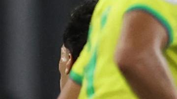 AMDEP5975. CARACAS (VENEZUELA), 01/02/2024.- Bryant Ortega (i) de Venzuela disputa el balón con Bruno Gomes de Brasil hoy, en un partido del Torneo Preolímpico Sudamericano Sub-23 en el estadio Nacional Brígido Iriarte en Caracas (Venezuela). EFE/ Miguel Gutiérrez