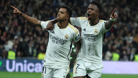 MADRID, 10/02/2024.- Los jugadores brasileños del Real Madrid, Rodrygo (i) y Vinicius Jr., celebran el cuarto gol del equipo madridista durante el encuentro correspondiente a la jornada 24 de primera división que disputan hoy sábado Real Madrid y Girona en el estadio Santiago Bernabéu, en Madrid. EFE / Kiko Huesca.