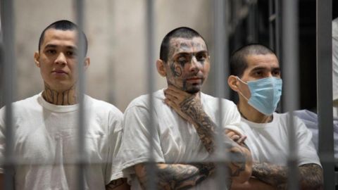 Cientos de presos están en las celdas de esta prisión.