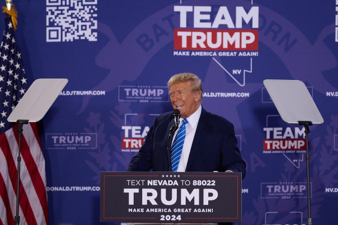 Trump continúa su campaña electoral y sus pleitos legales se complican.