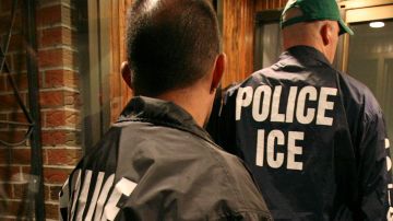 Agentes de ICE ingresaron en forma violenta a un apartamento en Boston en 2019.