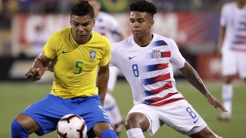 Casemiro y Weston McKennie disputan un balón durante el último partido que disputaron Brasil y Estados Unidos en el 2018.