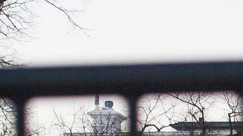 Foto de la Casa Blanca en Washington tomada el 24 de marzo del 2019. Una funcionaria de seguridad denuncia que el equipo del presidente Donald Trump otorgó credenciales de seguridad a docenas de personas a pesar de reservas sobre sus antecedentes, como la influencia de gobiernos extranjeros, su uso de drogas o sus antecedentes penales. (AP Photo/Cliff Owen)