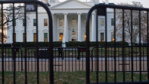 Foto de la Casa Blanca en Washington tomada el 24 de marzo del 2019. Una funcionaria de seguridad denuncia que el equipo del presidente Donald Trump otorgó credenciales de seguridad a docenas de personas a pesar de reservas sobre sus antecedentes, como la influencia de gobiernos extranjeros, su uso de drogas o sus antecedentes penales. (AP Photo/Cliff Owen)
