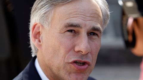 El gobernador Greg Abbott tuvo un revés en una corte por una ley de inmigración.