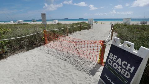 Los niños estaban jugando en una playa en Lauderdale-By-The-Sea cuando quedaron atrapados en la arena.