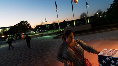 Una votante inserta su boleta de voto ausente en un buzón frente al Ayuntamiento en Warren, Michigan, el martes 3 de noviembre de 2020.