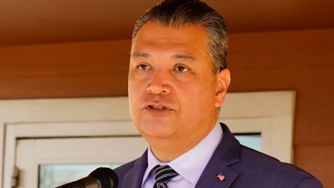 El senador demócrata Alex Padilla rechaza orden ejecutiva del presidente Biden.