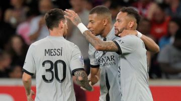 El argentino Lionel Messi, el francés Kylian Mbappé y el brasileño Neymar celebrando un gol con el París Saint-Germain.