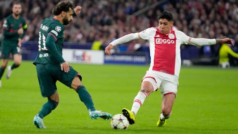 Grandes momentos vivió, el defensa mexicano Edson Álvarez con el Ajax, con duelos como contra Mohamed Salah del Liverpool y por esa razón, este domingo le rendirán homenaje en el estadio Johan Cruyff Arena Foto: Peter Dejong