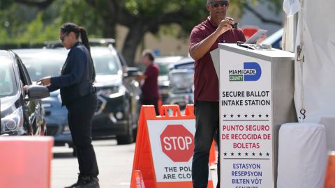 Empleados recogen y procesan boletas de voto por correo para las elecciones de 2022 en el Departamento de Elecciones del condado de Miami-Dade..