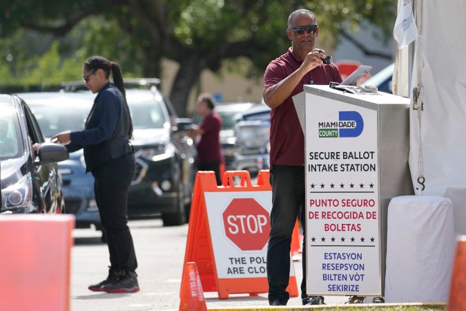 Empleados recogen y procesan boletas de voto por correo para las elecciones de 2022 en el Departamento de Elecciones del condado de Miami-Dade..