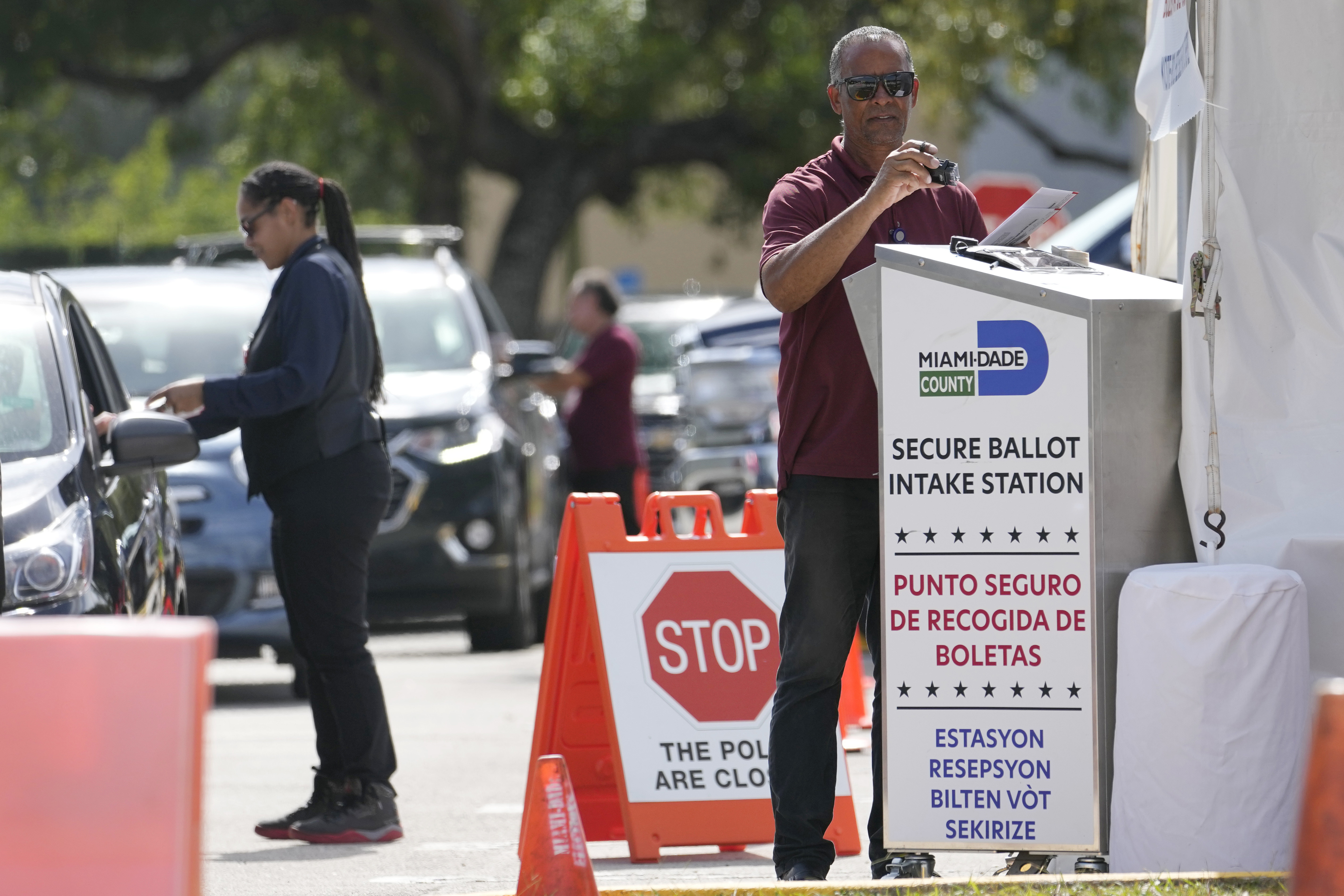 Empleados recogen y procesan boletas de voto por correo para las elecciones de 2022 en el Departamento de Elecciones del condado de Miami-Dade..