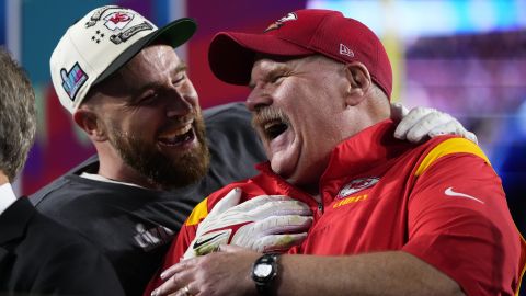 Travis Kelce y Andy Reaid celebran su triunfo en el Super Bowl después del incidente que protagonizaron.