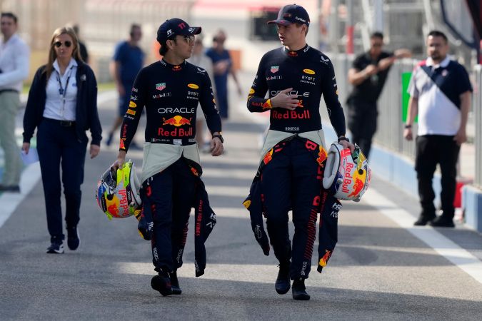 El mexicano Sergio "Checo" Pérez caminando junto a su compañero de equipo, el neerlandés Max Verstappen en Bahréin.