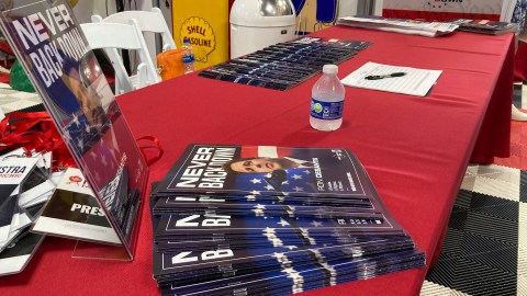 El súper PAC que promovía al gobernador de Florida, Ron DeSantis, muestra propaganda en un evento de recaudación de fondos del Congreso republicano de Iowa en 2023.