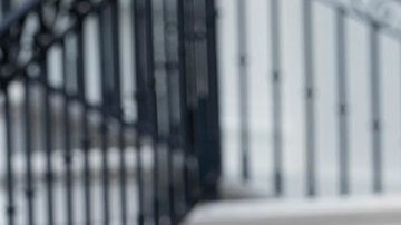 Biden llama a empresas a poner fin a la práctica de poner menos producto en bolsas y cobrar lo mismo