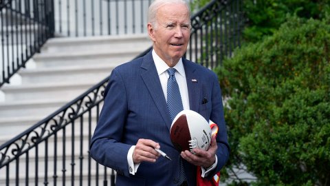 Biden llama a empresas a poner fin a la práctica de poner menos producto en bolsas y cobrar lo mismo