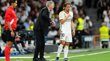 El entrenador del Real Madrid, Carlo Ancelotti, dándole indicaciones a Luka Modric durante un partido de la presente temporada.