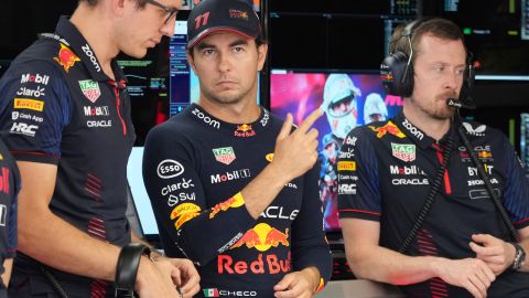 Sergio "Checo" Pérez conversando con parte de su equipo durante un momento de la pasada temporada de la Fórmula 1.