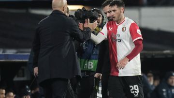 El director técnico del Feyenoord, Arne Slot, saludando al mexicano Santiago Giménez luego de ser sustituido en un partido.