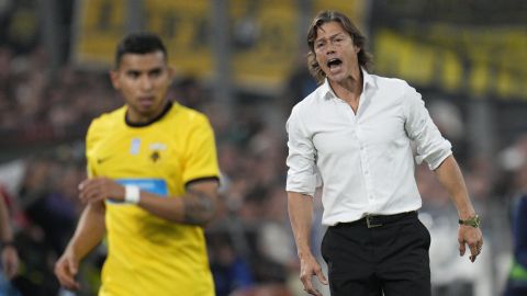 Matías Almeyda (d) durante un partido del AEK de Atenas, donde dirige a Orbelín Pineda (i).