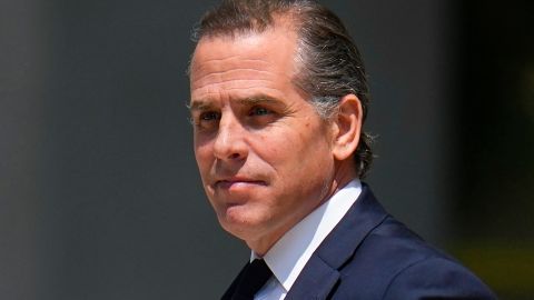 Hunter Biden y su padre, el presidente Joe Biden, han sido acusados falsamente de corrupción.