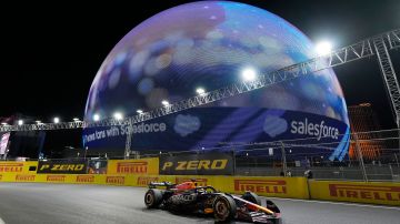 El piloto holandés de Red Bull Max Verstappen, corre en cabeza durante el Gran Premio de Las Vegas de Fórmula 1, el sábado 18 de noviembre de 2023, en Las Vegas. (AP Foto/Nick Didlick)