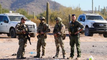 Agentes de la Patrulla Fronteriza vigilan la frontera en una franja remota del desierto en Arizona.