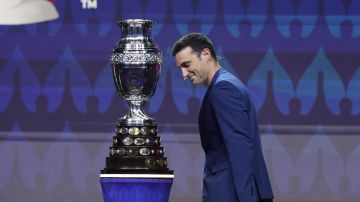 Lionel Scaloni, el DT campeón del mundo, mira la Copa América durante la ceremonia del sorteo de grupos.