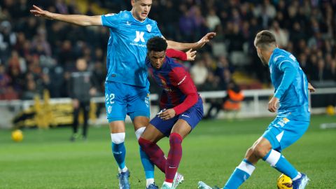 César Montés en un duelo contra el FC Barcelona.