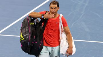 El español Rafael Nadal se despide con un beso de los aficionados depsués de perder su partido de los cuartos de final en Brisbane ante el australiano Jordan Thompson el pasado mes de enero.