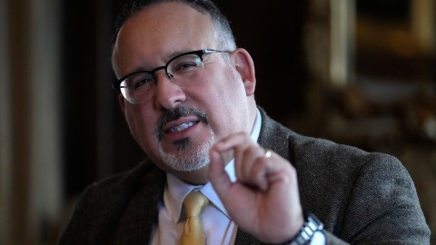 El secretario de Educación, Miguel Cardona, promete solucionar fallas en sistema FAFSA.