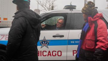 Desmantelan operación de migrantes que vendían identificaciones falsas a otro indocumentados en Chicago