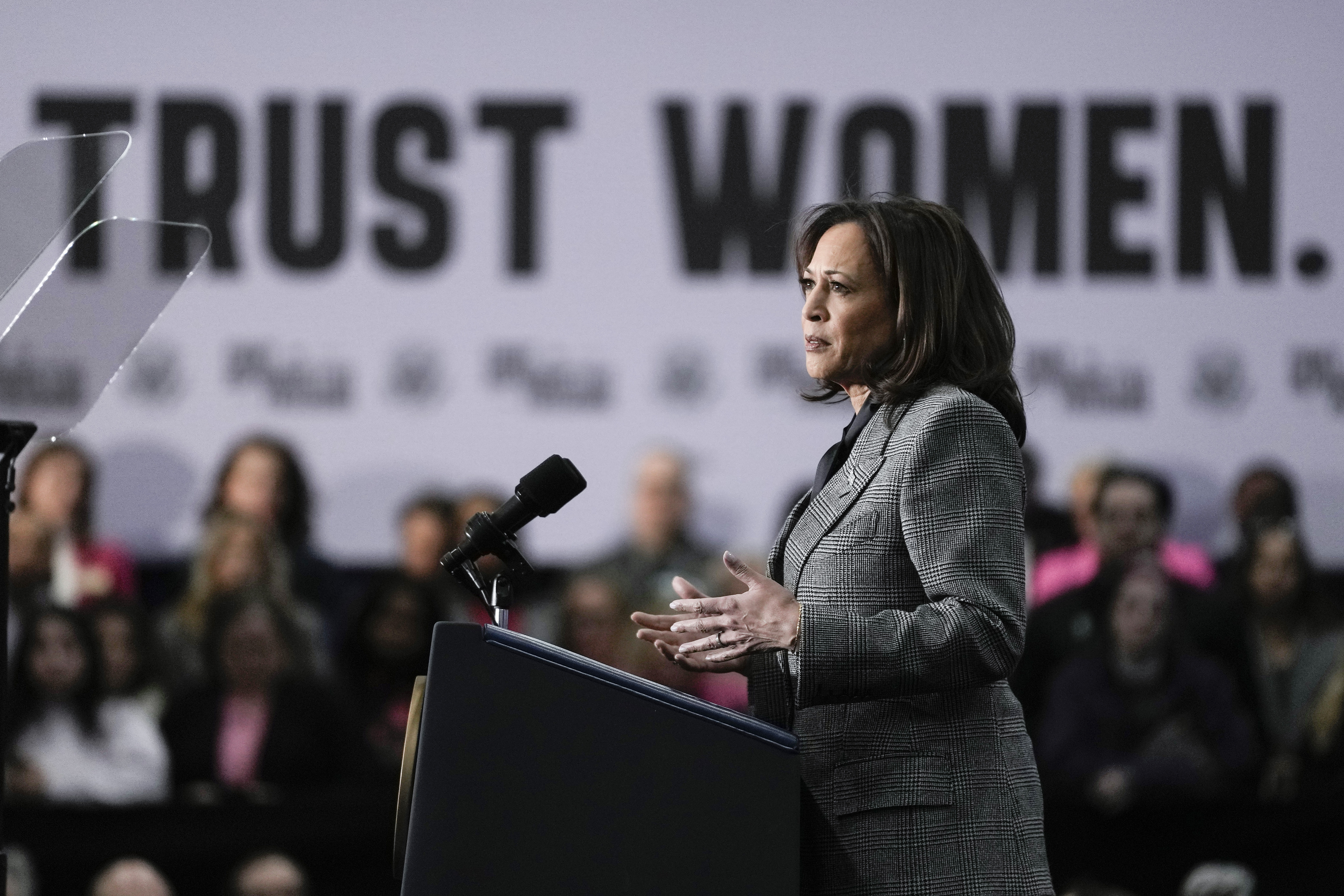 Kamala Harris habla para defender los derechos reproductivos en un mitin electoral realizado en Wisconsin.