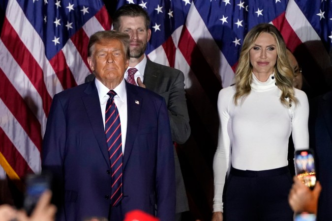Donald Trump, con Eric y Lara Trump, en una fiesta para celebrar su triunfo en las elecciones primarias de New Hampshire.