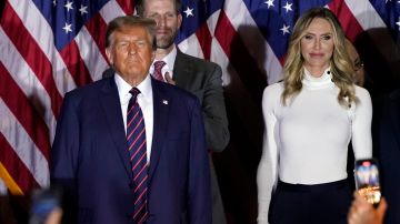 Donald Trump, con Eric y Lara Trump, en una fiesta para celebrar su triunfo en las elecciones primarias de New Hampshire.