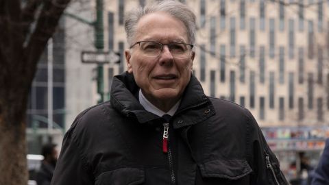 Wayne LaPierre llega a la corte del Bajo Manhattan el miércoles 24 de enero de 2024 en Nueva York.