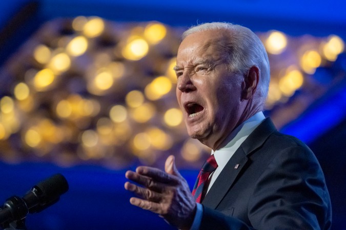 Biden critica la decisión sobre embriones en Alabama y afirma que es un desprecio a las mujeres